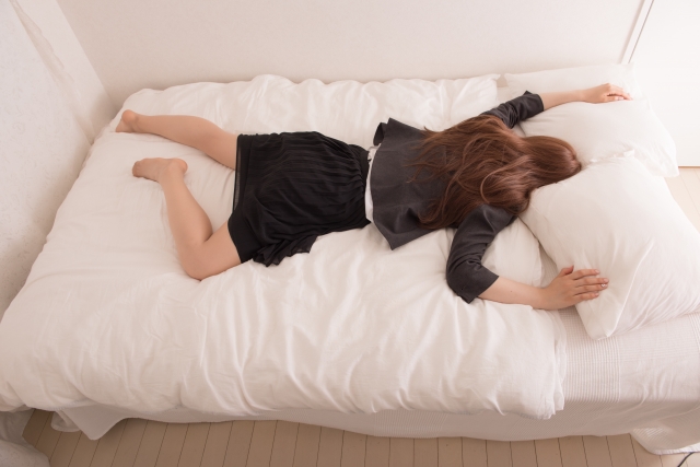 横向きに寝ると病気になる？